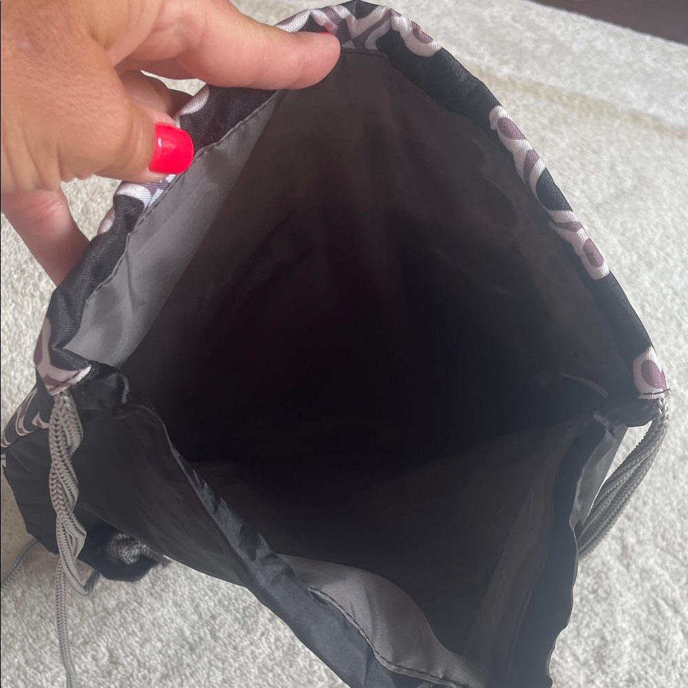 Nwot Black And White Patterned Drawstring Backpack - image 5